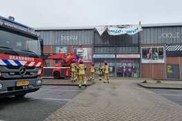 Brandweer verwijderd gevaarlijk reclamezuil