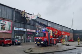 Brandweer verwijderd gevaarlijk reclamezuil