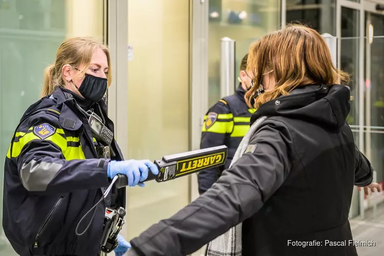 Coronaproof preventief fouilleren: Unieke methode in samenwerking met politie