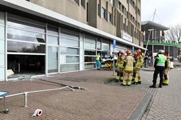 Auto rijdt kantoorpand Zaandam binnen