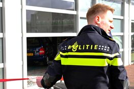 Auto rijdt kantoorpand Zaandam binnen
