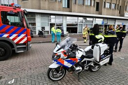Auto rijdt kantoorpand Zaandam binnen