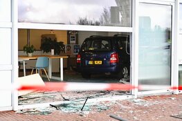 Auto rijdt kantoorpand Zaandam binnen