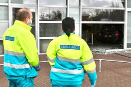 Auto rijdt kantoorpand Zaandam binnen