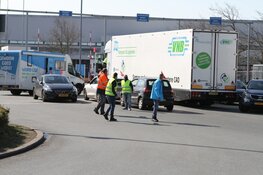 Chauffeurs distributiecentrum demonstreren in Zaandam