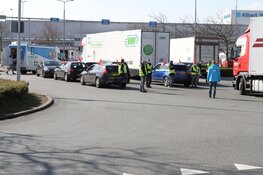 Chauffeurs distributiecentrum demonstreren in Zaandam