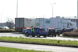 Chauffeurs distributiecentrum demonstreren in Zaandam