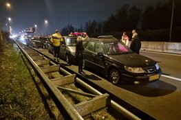 Zeven auto&#39;s botsen op elkaar op A7 bij Zaandam, vier personen naar ziekenhuis gebracht