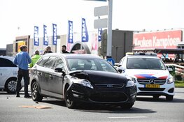 Busje op zijn kant bij ongeval op kruising