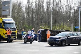 Busje op zijn kant bij ongeval op kruising