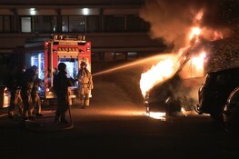Vlammenzee op parkeerplaats in Zaandam: vermoedelijk brandstichting