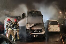 Vlammenzee op parkeerplaats in Zaandam: vermoedelijk brandstichting