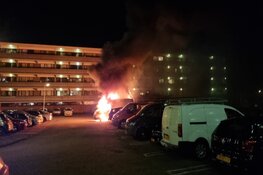 Vlammenzee op parkeerplaats in Zaandam: vermoedelijk brandstichting