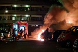 Vlammenzee op parkeerplaats in Zaandam: vermoedelijk brandstichting