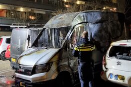 Vlammenzee op parkeerplaats in Zaandam: vermoedelijk brandstichting