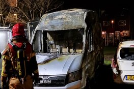 Vlammenzee op parkeerplaats in Zaandam: vermoedelijk brandstichting