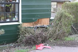 Auto raakt in de slip en ramt woning in Assendelft