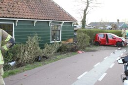 Auto raakt in de slip en ramt woning in Assendelft