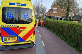 Auto raakt in de slip en ramt woning in Assendelft