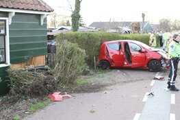 Auto raakt in de slip en ramt woning in Assendelft