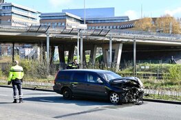 Auto tegen pilaar: bestuurder aangehouden