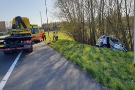 Auto belandt tegen boom na botsing A7