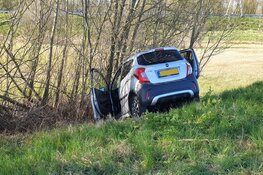 Auto belandt tegen boom na botsing A7