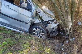 Auto belandt tegen boom na botsing A7