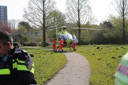 Scooter in sloot Darwinpark. Vele hulpdiensten ter plaatse