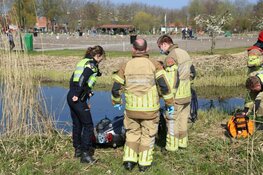 Scooter in sloot Darwinpark. Vele hulpdiensten ter plaatse