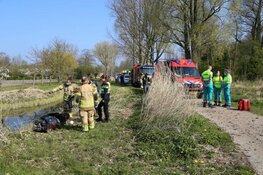 Scooter in sloot Darwinpark. Vele hulpdiensten ter plaatse