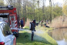 Scooter in sloot Darwinpark. Vele hulpdiensten ter plaatse