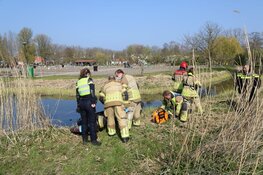 Scooter in sloot Darwinpark. Vele hulpdiensten ter plaatse