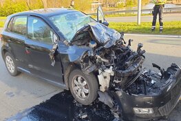 Auto tegen vrachtwagen: weg in Zaandam uren dicht