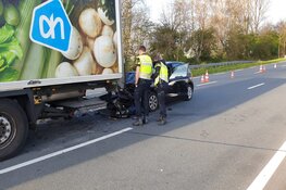Auto tegen vrachtwagen: weg in Zaandam uren dicht