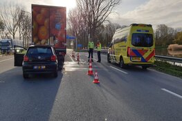 Auto tegen vrachtwagen: weg in Zaandam uren dicht
