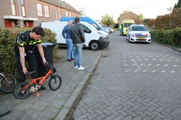 Kind op fietsje aangereden in Oostzaan: veroorzaker vlucht
