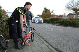 Kind op fietsje aangereden in Oostzaan: veroorzaker vlucht