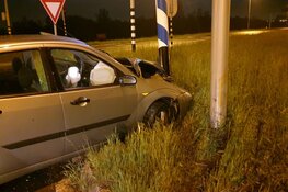 Automobilist rijdt tegen paal en vlucht in Assendelft