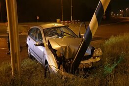 Automobilist rijdt tegen paal en vlucht in Assendelft