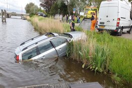 Auto belandt in Nauernasche Vaart