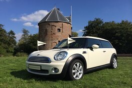 's Werelds eerste rouwauto met externe speakers voor een muzikale, persoonlijke laatste rit