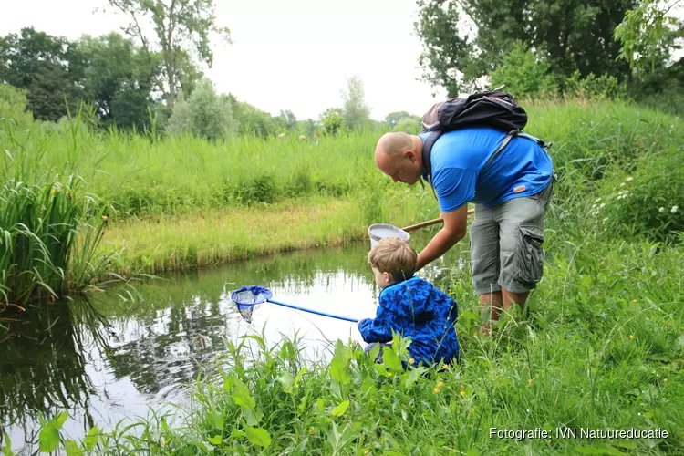 Kinderen onderzoeken tijdens IVN Slootjesdagen hoe gezond de Nederlandse sloot is