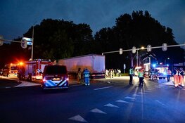 Auto onder vrachtwagen bij botsing Oostzaan