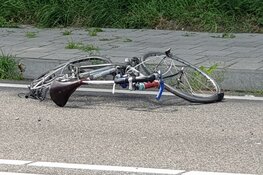 Wielrenner zwaargewond na aanrijding in Assendelft