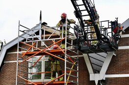 Brand op dak in binnenstad Zaandam