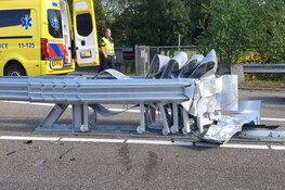 Automobiliste rijdt tegen vangrail op de A7
