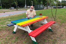 Regenboogbank voor verbinding in de Rosmolenwijk