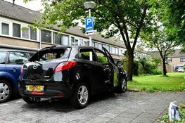 Auto door brand verwoest in Zaandam, politie kamt wijk uit