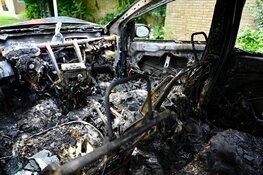 Auto door brand verwoest in Zaandam, politie kamt wijk uit